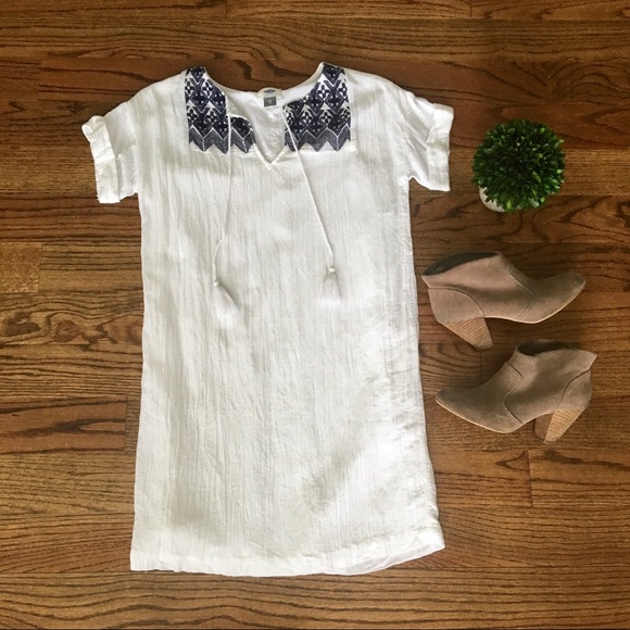 Old Navy Dresses & Skirts - Embroidered dress